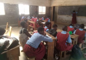 Tylko ósmoklasiści w szkola w malawi siedzą na lekcjach