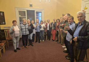 Seniorzy pokazują otrzymane odblaski