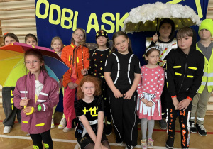 Zdjęcie grupowe modeli i modelek w odblaskowych strojach