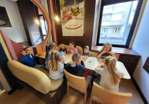 Dzieci przy stoliku w pizzerii