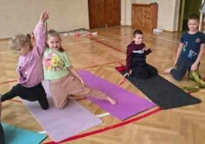 Dziewczynki wykonują ćwiczenie