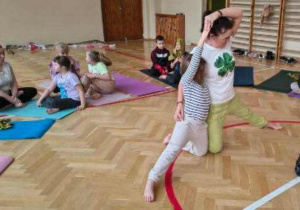 Nauczycielka pokazuje sposób wykonania ćwiczenia