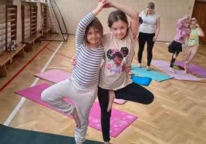 dziewczynki wykonują ćwiczenie