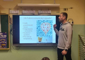 Prezentacja nt. balonów i ich wlaściwości na ekranie multimedialnym, autor tłumaczy