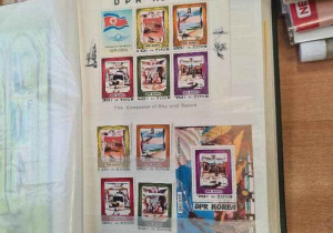 klaser ze znaczkami z ilustracjami balonów