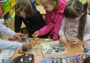 uczniowie podczas pracy plastycznej przy stoliku