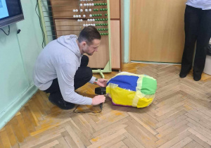 pan pompuje balon ciepłym powietrzem z suszarki