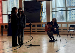 Uczennice śpiewają - p. Julia akompaniuje