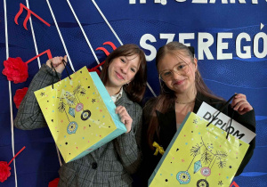 Wyróżnione uczennice prezentują swoje nagrody