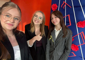 Dziewczęta razem z p. Julią