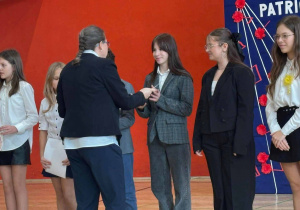 Uczennice odbierają gratulacje
