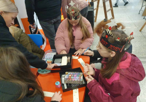 Przy zadaniu warsztatowym przy stoliku