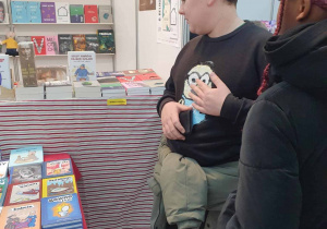 Uczniowie oglądają wystawę książek