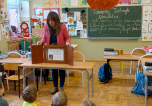 Pani dyrektor opowiada baśń H. CH. Andersena "Dziewczynka z zapałkami" przy pomocy japońskiego teatrzyku