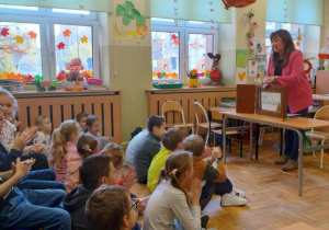 Uczniowie słuchaja opowieści