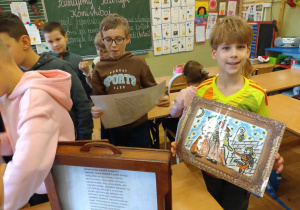 Iglądają teatrzyk i karty z obrazkami