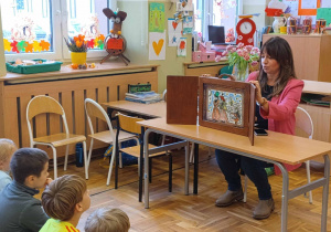 a dzieci słuchają i pilnie oglądają