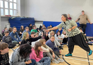 Pani Oksana spieszy z mikrofonem do ucznia, który chce zadać pytanie Seniorkom