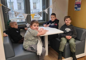 Uczniowie w czytelniczym saloniku