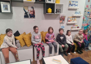 Podczas słuchania pracownika mediateki