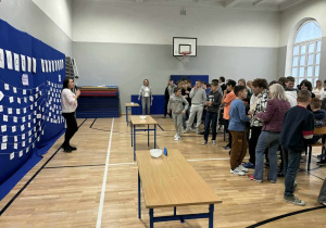 Uczniowie przy stanowiskach swoich klas