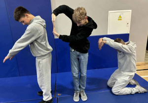 Pokazują układem swoich ciał obliczony wynik