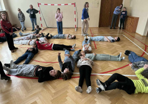 i na leżąco na parkiecie