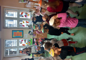 Tańce w czapeczkach własnej roboty