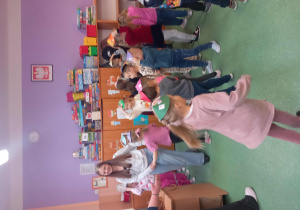 Pląsy z wolontariuszkami