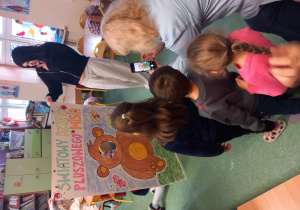 W kolejce do zdjęcia w fotobudce