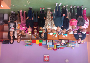 Wspólne zdjęcie przedszkolaków i wolontariuszek