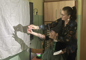 Oglądają wraz z nauczycielką cień kształtu z powstałego z przelewania wosku