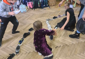 wrózba z butami - rządek butów układanych przez dzieci