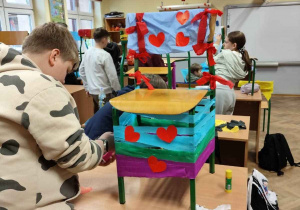 Uczeń i prawie skończone krzesło jego marzeń