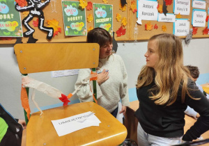 Nauczycielka rozmawia z uczennicą o jej pracy