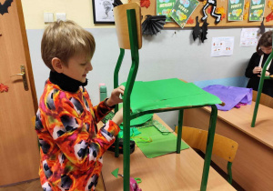 Uczeń podczas ozdabiania krzesła