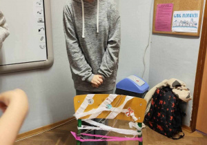 Uczennica ze swoim krzesłem marzeń