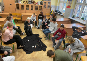 Warsztaty dramy - czarny koc na podłodze a na nim potrzebne akcesoria