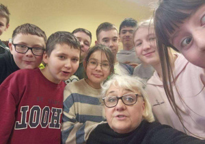 Zdjęcie grupowe uczniów i pani prowadzacej - selfi