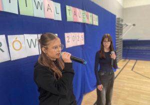 Uczennica z mikroronem w tle jej koleżanka