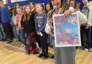 Pani Dyrektor mówi pokazując obraz