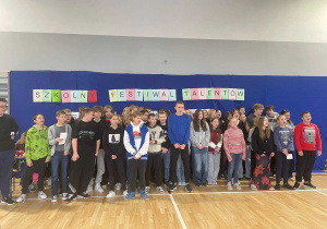 Zdjęcie grupowe uczestników i widowni