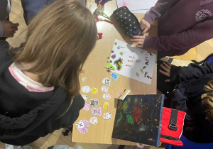 przy stoisku z biżuterią