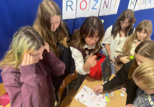 przy stoisku z biżuterią