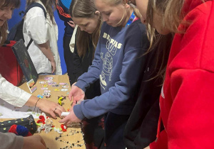 przy stoisku z biżuterią