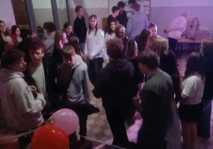 Zabawa taneczna na holu