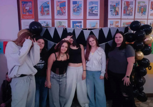 Dziewczęta pozują do zdjęcia