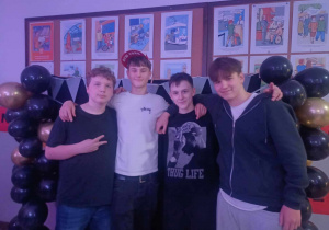 Chłopcy pozują do zdjęcia