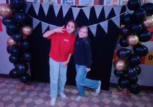 Uczniowie na tle ścianki z balonami