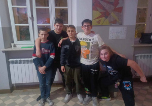 Chłopcy pozują do zdjęcia